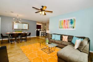 ein Wohnzimmer mit einem Sofa und einem Tisch in der Unterkunft Vista Cay Luxury 4 bedroom condo (3120) in Orlando