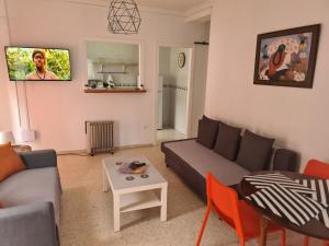een woonkamer met een bank en een tafel bij apartamento céntrico jerez calle tucan n17 in Jerez de la Frontera