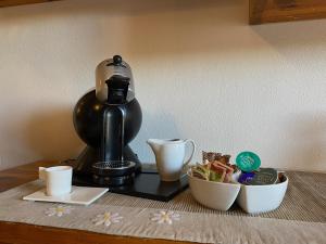uma máquina de café sentada em cima de uma mesa em Casa Sobrestany L’Estartit em L'Estartit