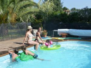 Mas Uranie في Le Soler: مجموعة من الناس يلعبون في حمام السباحة