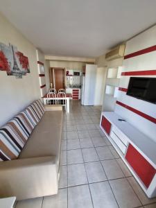 a living room with a couch and a kitchen at Apartamento Giardino 212 sem parques in Rio Quente