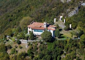una vista aérea de una casa en una montaña en Casa Criss, en Lovere