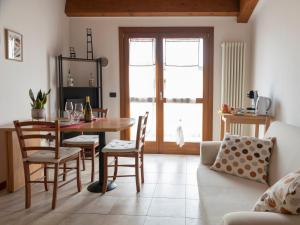 sala de estar con mesa y sillas en Appartamento ISOTTA, en Lugo