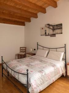 1 dormitorio con cama y techo de madera en Appartamento ISOTTA, en Lugo