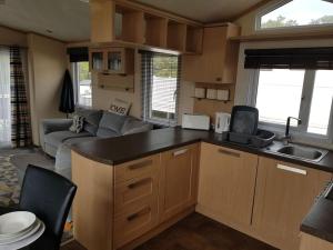 una cocina y sala de estar de una caravana en Home from Home cosy caravan en Bembridge