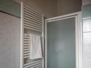 baño con ducha y toalla en una puerta en Appartamento ISOTTA, en Lugo