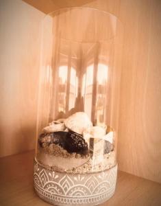 un frasco de cristal con donuts en una mesa en Barefeet Driftwood Lodge, en St Merryn