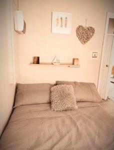1 cama con almohada y lavamanos en una habitación en Barefeet Driftwood Lodge, en St Merryn