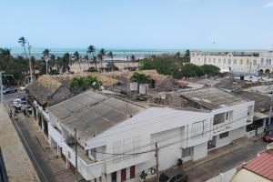 una vista aérea de un edificio con techo dañado en RH01 Apto en Riohacha con vista a la playa, la mejor zona de la ciudad, genial para trabajar o estar con la familia, en Ríohacha