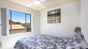 un dormitorio con una cama y una ventana en Umina Beach Ocean View - Waterfront Umina Beach, en Ettalong Beach 11 fotos más