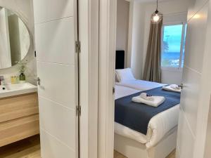 Postel nebo postele na pokoji v ubytování SÖK Pedregalejo seafront Holidays Homes