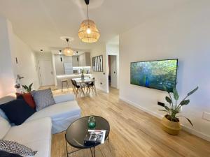 TV a/nebo společenská místnost v ubytování SÖK Pedregalejo seafront Holidays Homes