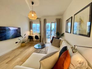 TV a/nebo společenská místnost v ubytování SÖK Pedregalejo seafront Holidays Homes