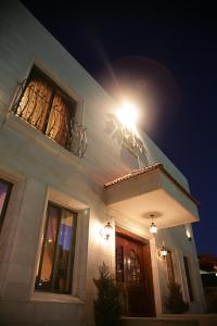 uma casa com uma luz em cima à noite em Salome Hotel em Madaba