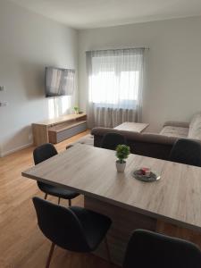 salon ze stołem i kanapą w obiekcie City Rent 1 w mieście Osijek