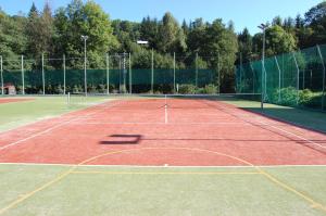 Tenis alebo squash v ubytovaní Penzion U Ráztoky alebo jeho okolí