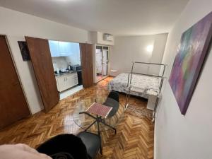 sala de estar con cama y cocina en Studio French - Recoleta en Buenos Aires