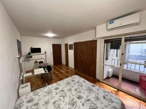 1 dormitorio con cama y ventana grande en Studio French - Recoleta en Buenos Aires