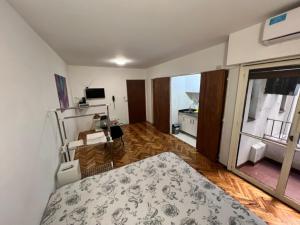 1 dormitorio con cama y ventana grande en Studio French - Recoleta en Buenos Aires