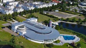an overhead view of a building with a swimming pool at Bernstein - Reetdachhaus - Ruhe - Seeblick in Ostseebad Sellin
