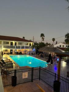 - une piscine avec une personne assise à côté dans l'établissement Holiday Isles Resort, à St. Pete Beach