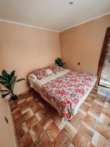 1 dormitorio con 1 cama y suelo de madera en Cabaña en valle del elqui Horcon, en Pisco Elqui