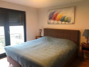 1 dormitorio con 1 cama y una pintura en la pared en Entire Apartment in Schieren - 2 Bedrooms, en Schieren