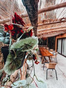 una habitación con un montón de rosas y una mesa en Cabaña en valle del elqui Horcon, en Pisco Elqui