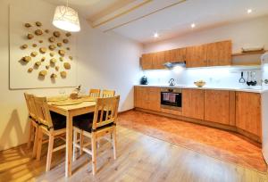 Kuchyň nebo kuchyňský kout v ubytování Apartmány a chata MONTANUS