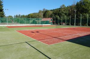 Tenis alebo squash v ubytovaní Penzion U Ráztoky alebo jeho okolí