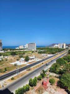 una vista aérea de una autopista en una ciudad en Hermoso apto cerca a la playa Bello Horizonte, en Santa Marta