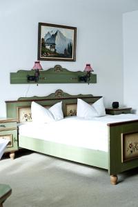 2 große Betten in einem Zimmer mit weißen Wänden in der Unterkunft Hotel & Restaurant Schimmelreiter in Silberstedt