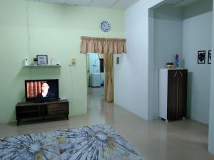 uma sala de estar com televisão numa mesa em Ruhani Homestay 2 Kota Bharu Cheap and Comfortable em Kota Bharu