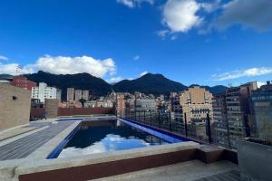 desde la azotea de un edificio con piscina en Apartaestudio en Chapinero muy bien ubicado, en Bogotá