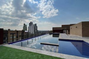 una gran piscina en la azotea de un edificio en Apartaestudio en Chapinero muy bien ubicado, en Bogotá