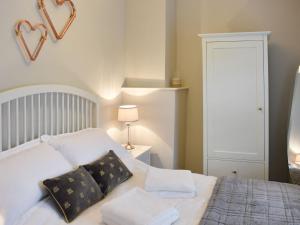 1 dormitorio con 1 cama con 2 almohadas en Treadle Cottage en Kirkby Lonsdale