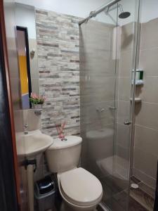 e bagno con servizi igienici, doccia e lavandino. di 302-Cómodo y moderno apartamento de 2 habitaciones en la mejor zona céntrica de Ibagué a Ibagué