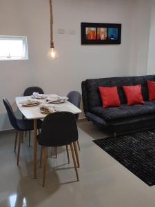 un soggiorno con tavolo e divano di 302-Cómodo y moderno apartamento de 2 habitaciones en la mejor zona céntrica de Ibagué a Ibagué