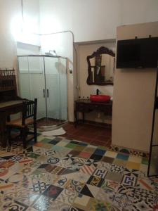 um quarto com uma porta de vidro e um piso com um espelho em Hotel Casa de la Luz em Bogotá