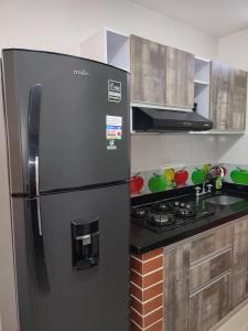 una cucina con frigorifero e piano cottura di 302-Cómodo y moderno apartamento de 2 habitaciones en la mejor zona céntrica de Ibagué a Ibagué