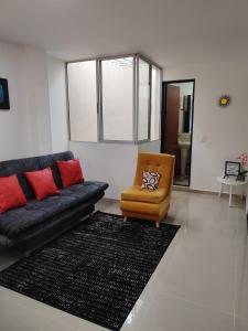sala de estar con sofá y silla en 302-Cómodo y moderno apartamento de 2 habitaciones en la mejor zona céntrica de Ibagué, en Ibagué