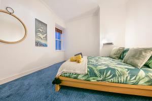 um quarto com uma cama e um espelho em Castle Street Apartments ✪ Grampian Lettings Ltd em Aberdeen