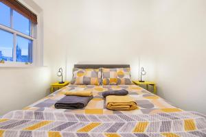 um quarto com uma cama grande e toalhas em Castle Street Apartments ✪ Grampian Lettings Ltd em Aberdeen
