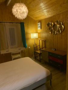 Łóżko lub łóżka w pokoju w obiekcie Escapade Romantique en Chalet Nature, Calme et Douceur au Bord de Marne