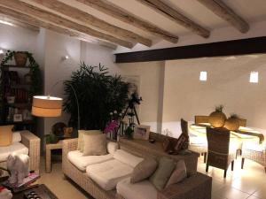 Casa Paraís.Espectacular residencia,súper equipada في كويرنافاكا: غرفة معيشة مع أريكة بيضاء وطاولة