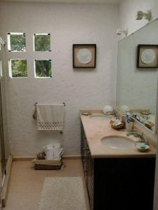 Casa Paraís.Espectacular residencia,súper equipada في كويرنافاكا: حمام مع حوض ومرآة