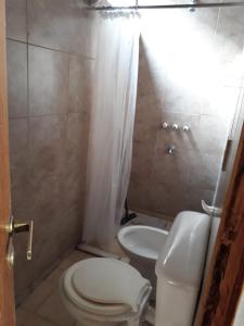 y baño con aseo y lavamanos. en Habitacion con baño privado en hermosa casa centrica de Ciudad en Mendoza