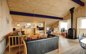 un soggiorno con pareti in legno e soffitto in legno di Cozy Home In Allinge With Sauna ad Allinge