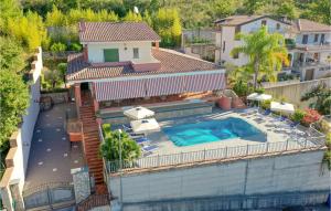 z góry widok na dom z basenem w obiekcie Villa Marino w mieście Tortora