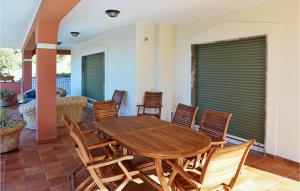 jadalnia z drewnianym stołem i krzesłami w obiekcie Villa Marino w mieście Tortora